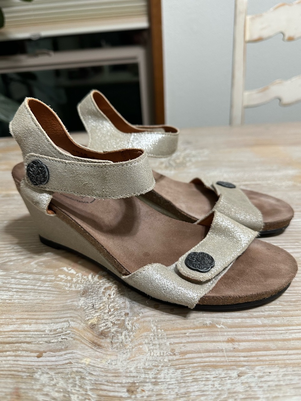 Taos Carousel 2 Comfort Leather Sandals Womens 37 Silver Metallic Wedge
